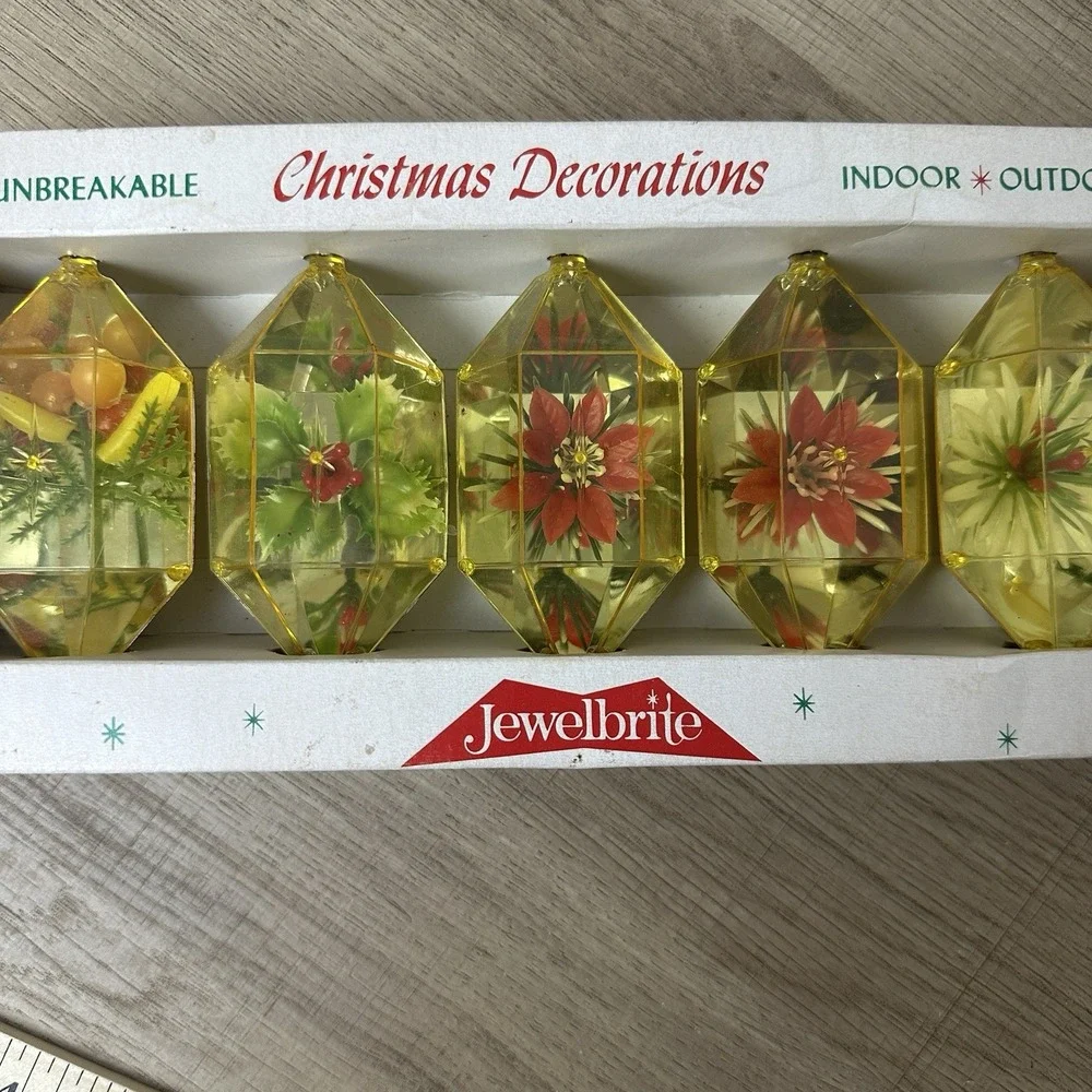 Vintage Jewelbrite Unbreakable Plastic Diaroma‎ Christmas Ornaments